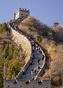 La areo de Juĝongguan de la Granda Muro akceptas nombrajn turistojn ĉiutage