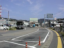 日鉱佐賀関駅 海が埋め立てられ道路も整備されてしまったため、往時を想像することは難しいが、写真中央にコンクリートで舗装されている部分があり、これがかつての海岸線である。正面の大分バスが停車している所から写真左は海であった。 線路は写真の撮影地点付近で分岐していた。旅客線は写真中央にある現在の佐賀関バスセンター（日鉱佐賀関駅→国鉄バス佐賀関駅→JRバス佐賀関駅→現在）へと至っていた。貨物線は右手の現在歩道となっている部分を通り、佐賀関駅の入口前を抜け、車庫（機関車格納庫→国鉄バス車庫→JRバス車庫→廃止）前を通って製錬所の敷地内へと至っていた。この付近からは道路と重なっており、路面電車の軌道のように敷設されていた。