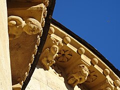 Photographie en couleurs de sculptures en pierre sur une église.