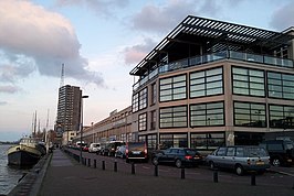 Loods 6 aan de Surinamekade, gezien vanaf het Azartplein. Op de achtergrond Skydome (2013)