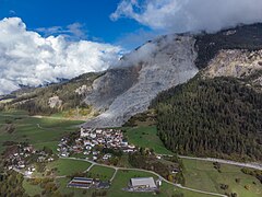 Brienz/Brinzauls und Schuttkegel des Bergsturzes von 2023