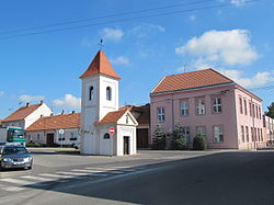 Kaple svaté Terezie se zvonicí přímo na hlavní křižovatce