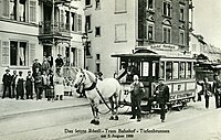 Paardentram met een gesloten rijtuig in Zürich. Het paard is met gareel en strengen aan de tram verbonden.