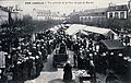 Vue générale de la Grande Place de Lannilis un jour de marché vers 1920 (carte postale Villard).