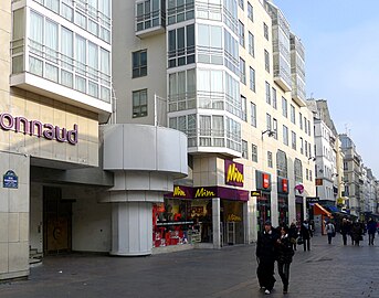 Rue Rambuteau sur le parvis des Halles (janvier 2011, Paris 1er).