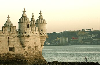 Guaritas da Torre de Bel�m, encimadas por cúpulas de gomos. Lateralmente veem-se algumas ameias.