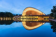 Laghetto artificiale di fronte alla Haus der Kulturen der Welt, Berlino, Germania.