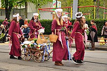 Mit Leiterwagen für die Blumen