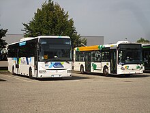 A sinistra, un Irisbus R�cr�o (pullman); a destra, un Heuliez GX137 (autobus)