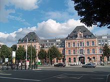 Vue d'ensemble du bâtiment depuis la place.