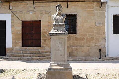 Estatua de Andrés de Vandelvira situada en la plaza de la Villa.