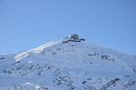 Le Schilthorn et le restaurant Piz Gloria en hiver.