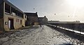 La tempête du 5 février 2014 à Saint-Guénolé : blocs d'écume de mer passant par-dessus le parapet rue des Embruns