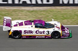 Met John Watson in de Silk Cut Jaguar XJR-9.