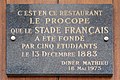 Plaque côté rue rappelant que c'est ici que fut créé le Stade français.