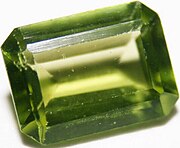 Peridoto verde (a variedade mais apreciada).