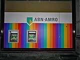 Geldautomaten van ABN AMRO gehuld in regenboogkleuren (2018).