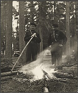 Elias Simojoki ja Reino Ala-Kulju Sinimustien Kuortaneen leirin leirinuotiolla vuonna 1935.