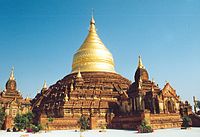 Majestatyczna Stupa Dhammayazika wybudowana przez króla Narapatisithu w 1196 r. n.e. na brzegach rzeki Irawadi w Birmie