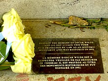 Plaque indiquant la protection au monument historique sur la tombe d'Oscar Wilde