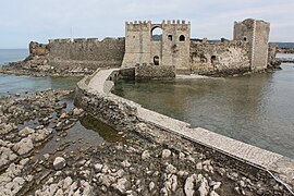 Vue des remparts sud du château depuis le fortin.