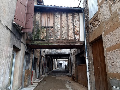 Rue des Arceaux, tracée au Moyen Age dans le bourg de la Grande Fontaine. Passages couverts (ou pontets) à colombage.