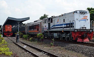 CC 204 09 04 dengan KA Sriwijaya yang mengalami keterlambatan di Stasiun Kotabumi.