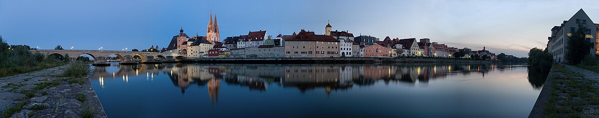 Panorama van Regensburg en de rivier de Donau