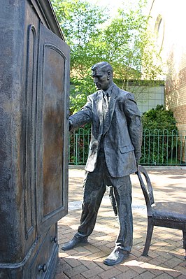 Beeld van C.S. Lewis kijkend in een kleerkast (een verwijzing naar zijn Narnia-boeken) op het CS Lewis Square in zijn geboorteplaats Belfast