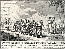 Huit hommes enchaînés sont conduits par un homme agitant un fouet sous le regard de deux hommes en habit d'officier.