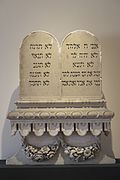 Tables de la Loi provenant de la synagogue de Fénétrange (vers 1865) au Musée de la Cour d'Or de Metz.