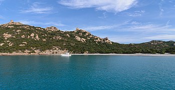 Cala di Roccapina et sa plage au fond de la baie.