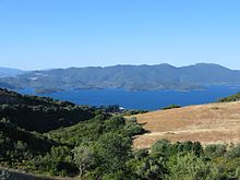 photographie couleurs : paysage de montagnes et de mer