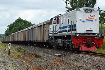 CC 204 11 14 yang menggandeng KA Pulp PT Tanjung Enim Lestari Pulp and Paper sedang berhenti di Stasiun Gedungratu.