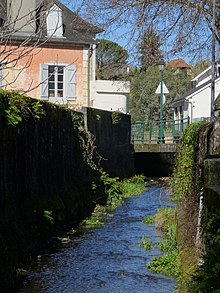 Photographie en couleurs d'un ruisseau.