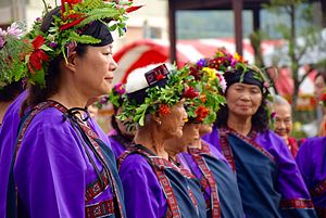  高雄小林村大武垅族人于夜祭当天著传统服装情形。