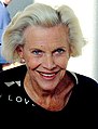 5. April: Honor Blackman (2000)