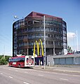 Mikko Heikkinen ja Markku Komonen, McDonaldsin toimistorakennus, 1997. Julkisivua j�sent�v�t elementit ovat nykyajan arkkitehtuurin ornamentteja.