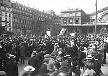 Photo noir et blanc du parvis de la gare.