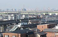 勝川駅から名古屋駅方面（画像手前の駅はJR東海交通事業城北線の勝川駅であり、中央本線の勝川駅は左側の画像外に位置している。）