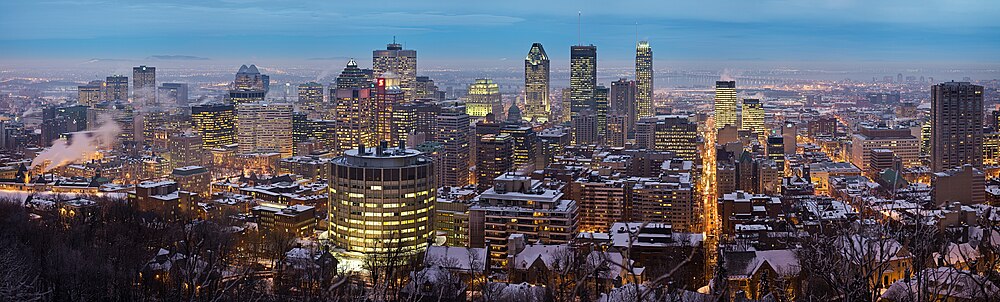 Panorama vido de la urbocentro de Montrealo