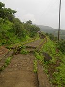 Escaleras de acceso a las cuevas de Bhaja