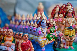 Golu (figurines) de divinités et de personnages folkloriques, en vente dans un étal à Mylapore.