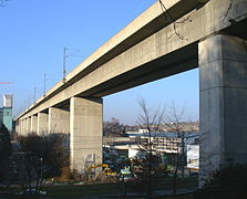 En viga (viaducto ferroviario en Stuttgart Cannstatt), trabaja a tracci�n en la zona inferior de la estructura y compresi�n en la superior, es decir, soporta un esfuerzo de flexi�n. No todos los viaductos son puentes viga; muchos son en m�nsula.