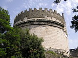 Partie haute de la tombe de Cæcilia Metella, Rome : frise antique de bucranes et de guirlandes.