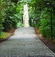 L'allée menant à la colonne commémorative aux soldats français.