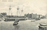 Oosterdok met Wachtschip. Op de achtergrond de Marinewerf; circa 1900.