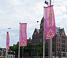 Banners met het logo van Queer Amsterdam op de Dam (2024)