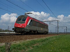 La BB 36003, haut-le-pied en livrée rouge.