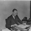 Dav�rende oberst Olaf Helset, som selv flyktet til Sverige i 1941, var i en periode norsk flyktningssjef i landet. I januar 1945 ble han sjef for det norske Reservepolitiet (�polititroppene�) der. Foto: Riksarkivet